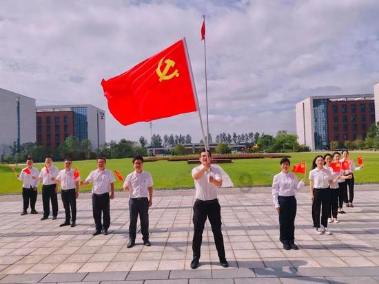 连花清瘟线上线下差价50元、布洛芬缺货，为何会造成这一现象？游戏画面